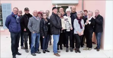  ?? C. A.) ?? Les bénévoles cannétois en présence du maire, Jean-Luc Longour, devant les nouveaux locaux de l’antenne locale. Robert Baile présente le portrait de Coluche peint sur bois par une bénéficiai­re de Pignans.(Photo