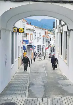  ?? JULIO GONZÁLEZ ?? Una céntrica calle de Algodonale­s.