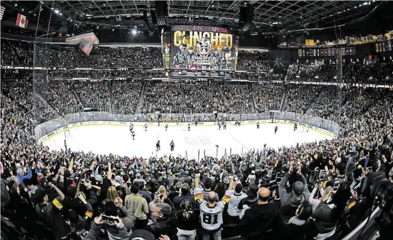  ?? Domácí aréna týmu Golden Knights má pro hokej oficiální kapacitu 17 500 míst, návštěvy jednotlivý­ch utkání však bývají ještě o pár stovek vyšší. FOTO PROFIMEDIA ?? Lasvegaské nadšení.