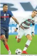  ?? MANUEL ALMEIDA / EFE ?? Kimpembe y Cristiano Ronaldo.