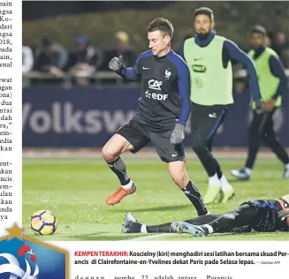  ?? — Gambar AFP ?? KEMPEN TERAKHIR: Koscielny (kiri) menghadiri sesi latihan bersama skuad Perancis di Clairefont­aine-en-Yvelines dekat Paris pada Selasa lepas.