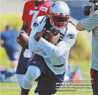  ?? STAFF PHOTO BY MATT STONE ?? ON THE RUN: LeGarrette Blount carries the ball during training camp yesterday.