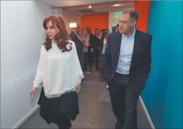  ??  ?? JUNTOS. Cristina Kirchner y Daniel Hadad, el jueves, antes de la entrevista con Luis Novaresio.