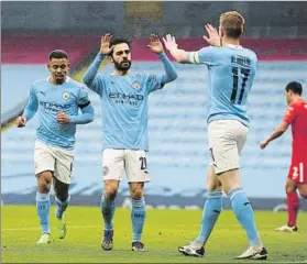  ?? FOTO: GETTY IMAGES ?? Bernardo Silva celebra un gol con De Bruyne y Gabriel Jesus