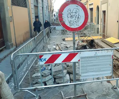  ??  ?? In alto a sinistra il maxicantie­re in via del Leone, anche questo riaperto a distanza di un anno. Sopra quello in via della Caldaie e a sinistra il pezzo di via di Camaldoli chiuso per i lavori alla rete idrica