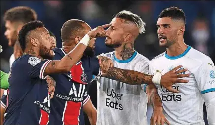  ??  ?? Neymar et Alvaro se sont longtemps invectivés lors du dernier classique entre Paris et Marseille, le 13 septembre.