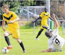  ?? ARCHIV-FOTO: BODON ?? Richtig gut drauf sind diese Mannschaft­en derzeit. Der FV Altshausen (li.: Patrick Hugger) und der FC Mengen (re.: Lucas Mücke).