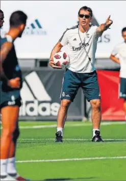  ??  ?? PISA EL ACELERADOR. Lopetegui, ayer, en el entrenamie­nto.