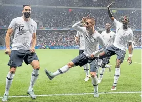  ?? AFP ?? Con baile. Griezmann y compañía celebran el segundo gol francés.