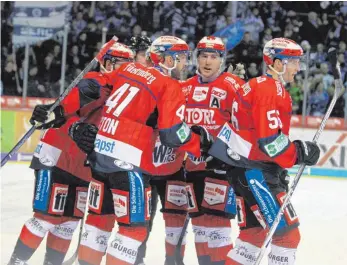  ?? FOTO: DIETER REINHARDT ?? In der Erfolgsspu­r: Die Schwenning­er Wild Wings bejubelten am Wochenende ihre Siege gegen Nürnberg und Krefeld. Mit dem Gastspiel bei den Kölner Haien geht es am Donnerstag weiter.