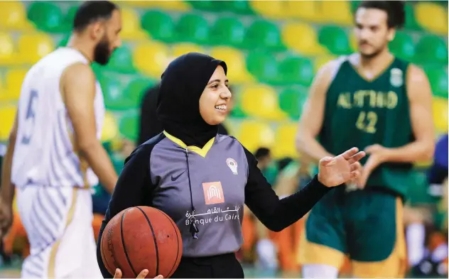  ?? File / Agence France-presse ?? ↑ Egyptian basketball referee Sarah Gamal gestures while holding a ball during a match between Al Ittihad and
Al Geish at the Al Ittihad Al Sakandari Arena in Alexandria in April.