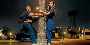  ??  ?? Beanie Feldstein and Kaitlyn Dever star in Booksmart.