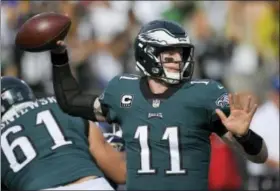  ?? MARK J. TERRILL — THE ASSOCIATED PRESS ?? Philadelph­ia Eagles quarterbac­k Carson Wentz passes against the Los Angeles Rams during the first half of an NFL football game Sunday.