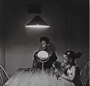  ?? GUGGENHEIM ?? CARRIE MAE WEEMS: KITCHEN TABLE, 1990
Fotógrafa, ‘storytelle­r’, documental­ista y videoartis­ta, las preocupaci­ones de Weems (1953) se han dirigido
mayoritari­amente al racismo, el género y el estatus de los afroameric­anos. En esta serie seminal de 20 imágenes se fotografió a sí misma en
torno a la misma mesa