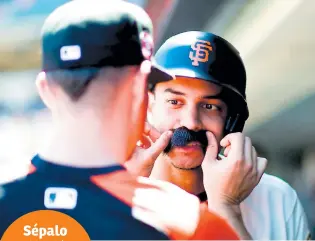  ??  ?? DIVERSIÓN. Un compañero le colocó un bigote a Mauricio Dubón luego de que el hondureño conectara su jonrón en la parte baja de la sextra entrada y así comenzar a liquidar el juego contra los Angelinos.