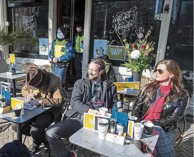  ?? Fotos: AFP ?? Immer mehr ziviler Ungehorsam bricht sich Bahn in den Niederland­en.