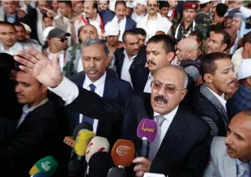  ??  ?? Rassembleu­r. Le 26 mars 2016, à Sanaa, l’ex-président Ali Abdallah Saleh s’adresse aux milliers de Houthis venus réclamer la fin de la guerre civile et des frappes saoudienne­s, commencées un an plus tôt.