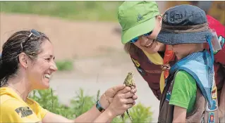  ?? PETER LEE WATERLOO REGION RECORD ?? Rebecca Seiling, director with the Kitchener Forest School, shows a Leopard frog to Tristan Donegan, 6, right, and Carla Placido, centre, of the 45th Kitchener Scout Troop Beavers.