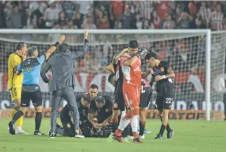  ?? / GETTY ?? Reacción. El DT Domínguez encabezó la rápida reacción en la emergencia de Altamirano.