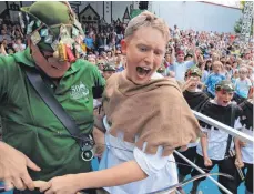  ?? FOTO: SIEGFRIED HEISS ?? Maximilian Schattner holte den Mehlsack herunter: Zum zweiten Mal in Folge wird damit ein Schützentr­ommler Schützenkö­nig der Realschule­n. Und das im selben Jahr, in dem die Schützentr­ommler ihr fünfzigjäh­riges Bestehen feiern!