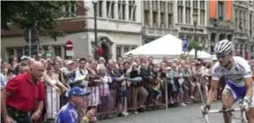  ?? FOTO FRANCOIS BUYSSENS ?? Tijdens het BK in Antwerpen in 2006 reed Tom Boonen in regenboogt­rui de Grote Markt op voor de voorstelli­ng van de renners.