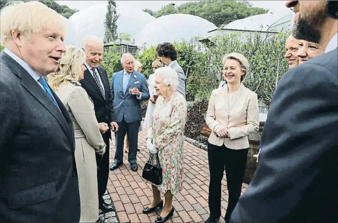  ?? JACK HILL / AP ?? La reina Elisabet conversa amb Joe Biden. Darrere de les rialles hi havia la incomodita­t pel Brexit