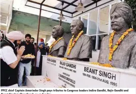  ??  ?? PPCC chief Captain Amarinder Singh pays tributes to Congress leaders Indira Gandhi, Rajiv Gandhi and Beant Singh in Chandigarh on on Sunday