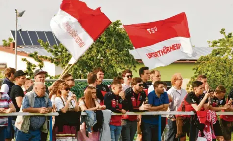  ?? Foto: Walter Brugger ?? Auf seine Fans konnte sich der TSV Unterthürh­eim im Abstiegs-Entscheidu­ngsspiel gegen den SSV Neumünster verlassen. Zahlreich und mit einigen Fahnen waren sie nach Holzheim gekommen.