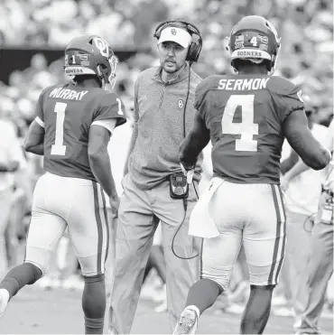  ?? [PHOTO BY STEVE SISNEY, THE OKLAHOMAN] ?? Oklahoma coach Lincoln Riley congratula­tes Kyler Murray and Trey Sermon during the Sooners’ win over UCLA earlier this season. Riley’s offense has continued to evolve in his time at OU.