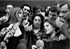  ?? ?? Marie-Claire Chevalier (au
1er plan) et son avocate, Gisèle Halimi, à l’issue du procès, le 22 novembre 1972.
