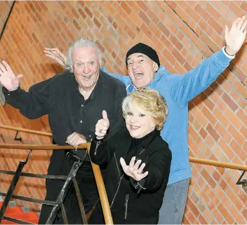  ??  ?? Joël Denis, Pierre Marcotte et Shirley Théroux, qui ont fait la pluie et le beau temps à la télé lors de leur passage à l’émission Les Tannants entre 1973 et 1977, font revivre cet univers sur scène, à l’occasion d’une tournée.