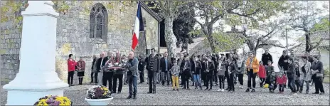  ??  ?? M.le maire va déposer une gerbe au monument aux morts.