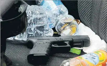  ?? GUISEPPE BELLINI / AFP ?? Imatge de la pistola Glock trobada a l’interior del cotxe de Luca Traini