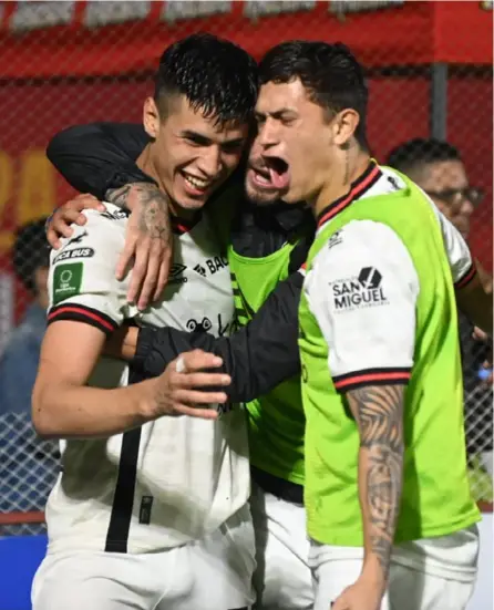  ?? ALBERT MARÍN ?? Anthony Hernández (der.) y Jonathan Moya (centro) llegaron de inmediato para festejar con Fernando Lesme el pase de Liga Deportiva Alajuelens­e a la final de segunda fase.