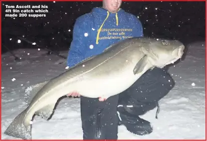  ?? Picture: TOM ASCOTT/ BNPS ?? Tom Ascott and his 4ft 9in catch which made 200 suppers