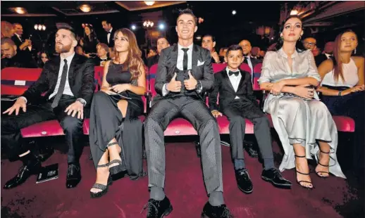  ??  ?? PRIMERA FILA. Messi con Antonella, Cristiano, su hijo, y Georgina. El hijo de Cristiano saludó a Messi.