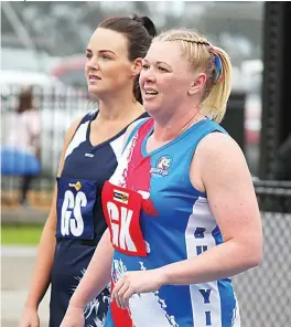  ?? West Gippsland photograph­s by AMANDA EMARY. ?? Right: Bunyip goal keeper Jade Taylor stands in front of Nar Nar Goon goal shooter Toni Dart during Saturday’s B grade game.
Nar Nar Goon won 47-33.