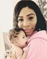  ??  ?? Serena Williams, en una de las múltiples imágenes que ella misma difunde junto a su bebé. A la derecha, durante el torneo de exhibición de Abu Dabi, que ha supuesto su retorno
