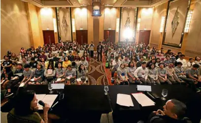  ?? —PHOTOS BY RICHARD A. REYES ?? The standing-room-only crowd at the Young Blood Workshop; an audience member asks a question (below)