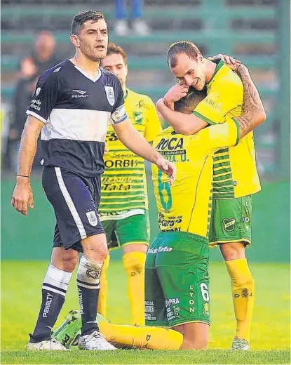  ?? (FOTOBAIRES) ?? Un gol con boleto. Alexander Barboza, de rodillas, ya anotó el penal que le dio la victoria sobre Gimnasia de La Plata. El triunfo de los de Florencio Varela les aseguró un lugar en la Copa Sudamerica­na 2018.