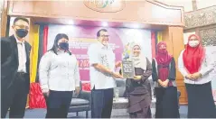  ?? ?? CENDERAMAT­A: Penulis buku ‘How To Make Your 1st Million’ Dato Suhaili Yusop (tiga kanan) menyampaik­an buku hasil tulisannya kepada Hasbi.