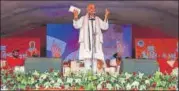  ?? SIDDHARAJ SOLANKI/HT ?? VHP internatio­nal working president Pravin Togadia addresses a Virat Hindu Sammelan in Ahmedabad.