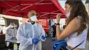  ?? (Photo PQR/La Provence) ?? Sur le vieux-port de Marseille, une unité du bataillon des marins-pompiers propose des tests salivaires.