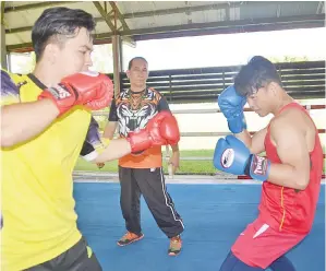  ??  ?? KEPANTASAN Mohd Samizan sedang diuji oleh Gusniah.