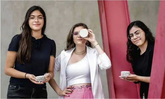  ?? Eduardo Knapp/Folhapress ?? As alunas Maria Clara Trindade, 17, Leticia Miguel, 17, e Livia Sciascio, 18, do curso de edificaçõe­s da Etec Americana, com o concreto biológico