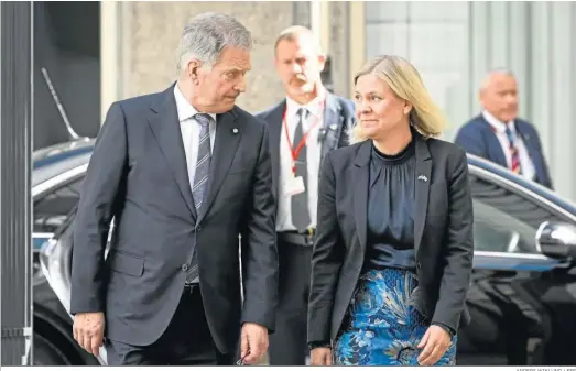  ?? ANDERS WIKLUND / EFE ?? El presidente finlandés, Sauli Niinistö, es recibido ayer en Estocolmo por la primera ministra sueca, Magdalena Andersson.