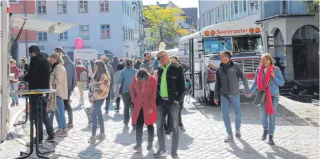  ?? ?? Beim Leutkirche­r Verkaufsof­fenen Sonntag mit Gallusmark­t herrscht ein reges Treiben.