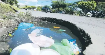  ?? FOTO: EFRAÍN SALGADO ?? El agujero pasa lleno de basura, lo que podría convertirl­o en un criadero de zancudos.