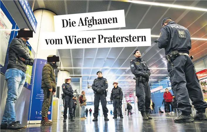  ??  ?? Ein mittlerwei­le gewohntes Bild: Polizisten umzingeln am Bahnhof Wien-Praterster­n zwei Personen mit Migrations­hintergrun­d und führen eine Identitäts­kontrolle durch.