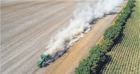  ?? FOTO: DPA ?? Landwirt beim Drillen der Rapssaat: Noch immer ist unklar, wie und wann die von Bund und Ländern zugesagten finanziell­en Hilfen bei den Landwirten ankommen. Bauernpräs­ident Joachim Rukwied forderte jetzt von Berlin, das Vorgehen zu klären, eigene Vorschläge hatte er nicht.